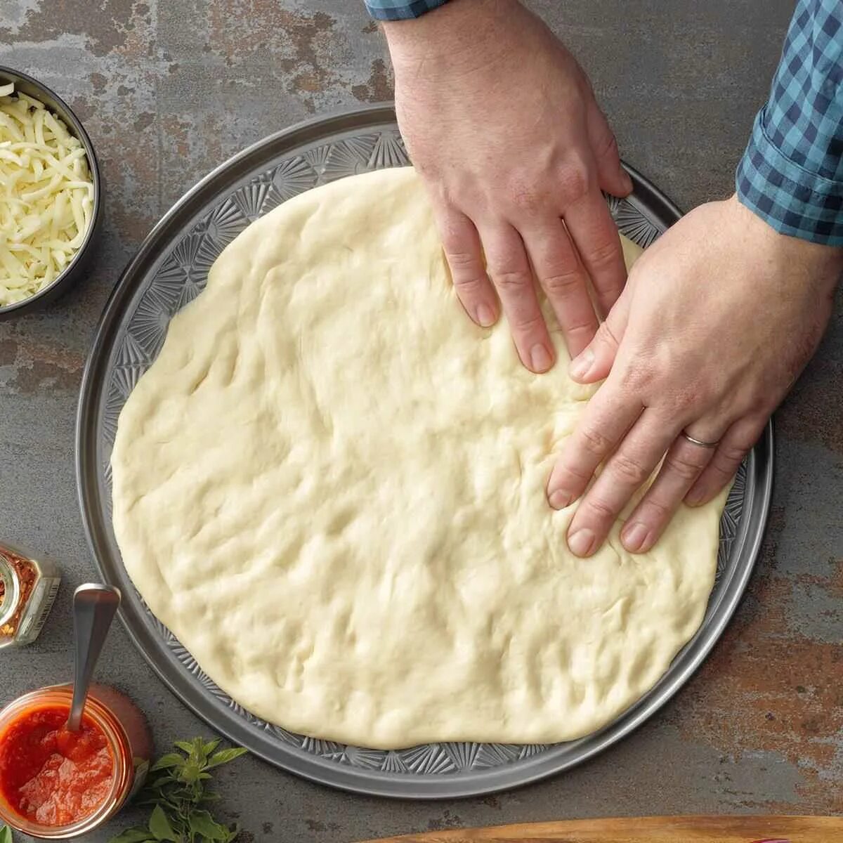 Готовим тесто видео. Тесто для пиццы. Замешивание теста на пиццу. Тесто для пиццы на дрожжах. Тесто на пиццу быстрое и вкусное дрожжевое.