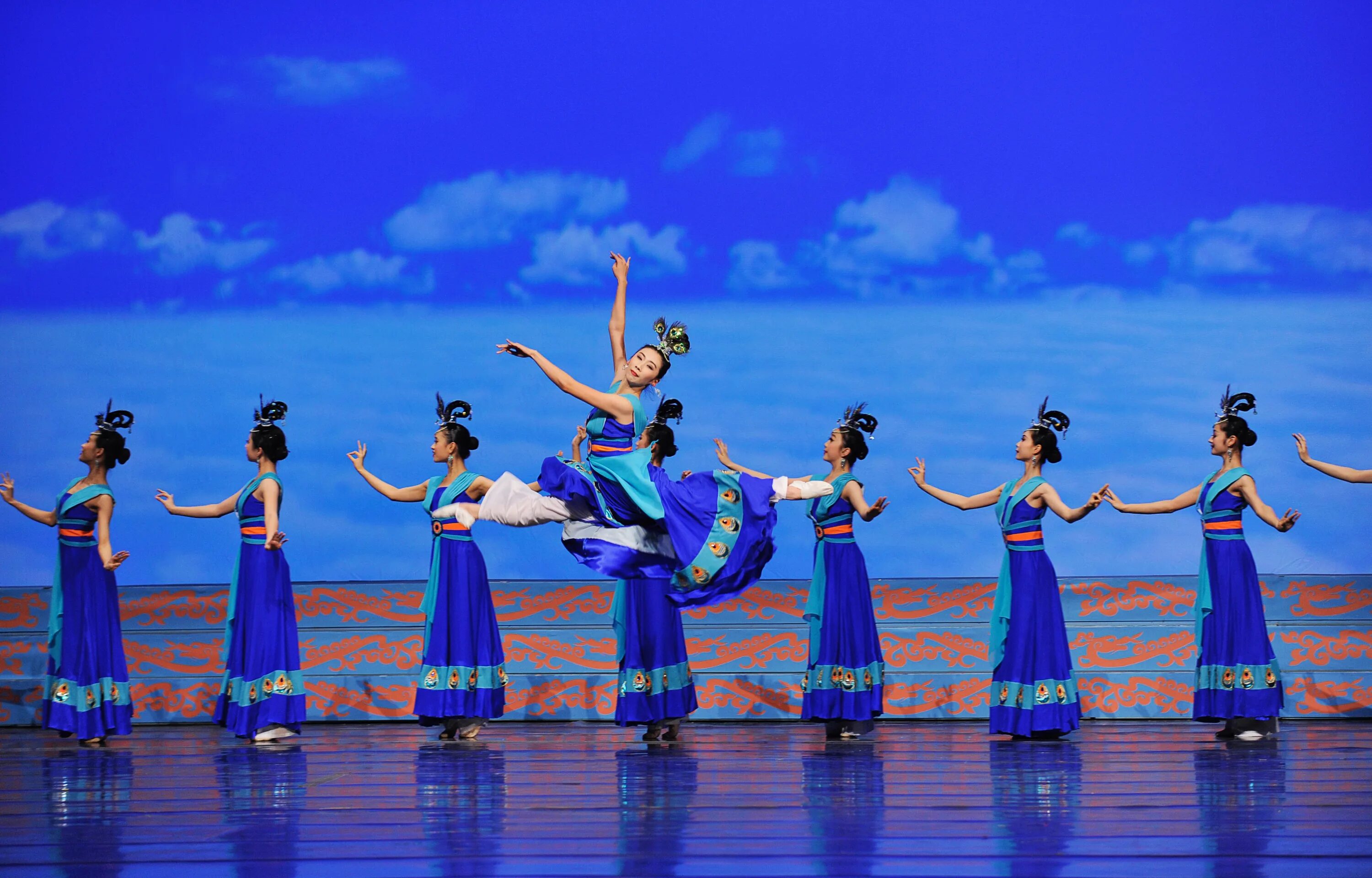 Shen Yun performing Arts. Народные танцы. Китайский народный танец. Китайский традиционный танец. Народная музыка современная танец