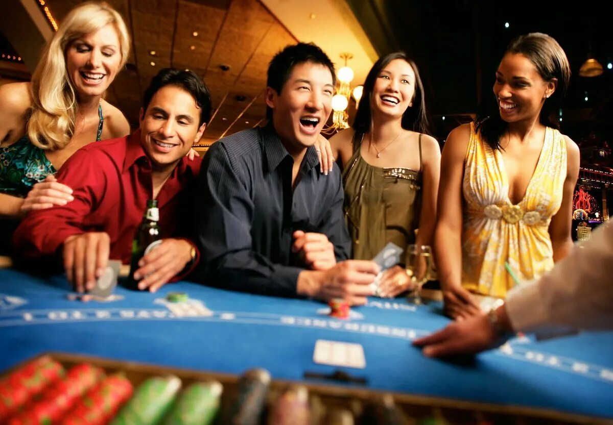 Казино. Люди в казино. Компания казино. Счастливые люди в казино.
