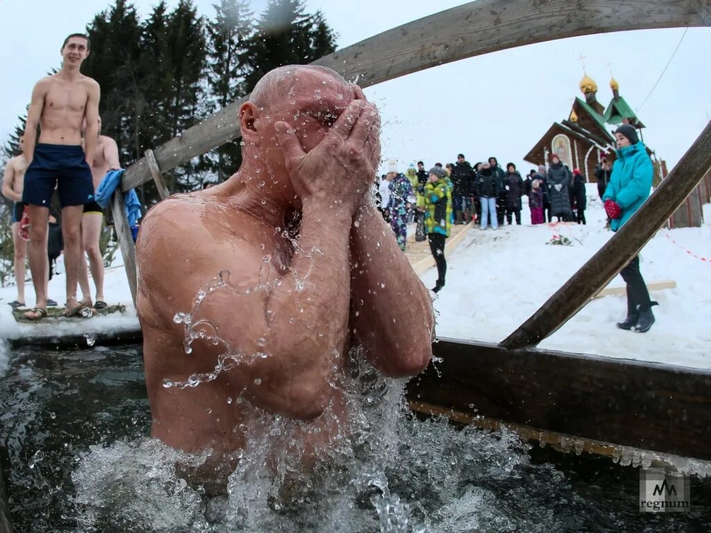 С крещением 19. Купель в церкви на крещение. Купель на крещение. Камышин гремячий крещение фотографии. Крещенская купель.