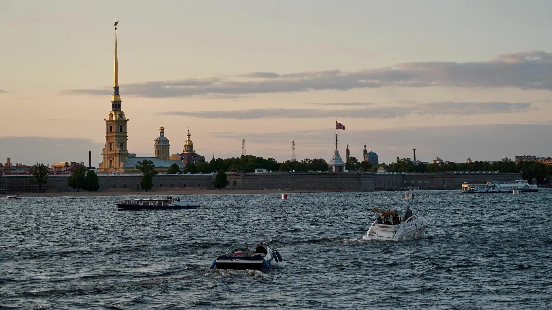 Петропавловская набережная в Санкт-Петербурге. Набережная Петропавловской крепости. Вид на Петропавловку с Дворцовой набережной. Алексеев вид Дворцовой набережной от Петропавловской крепости. Риа петербург