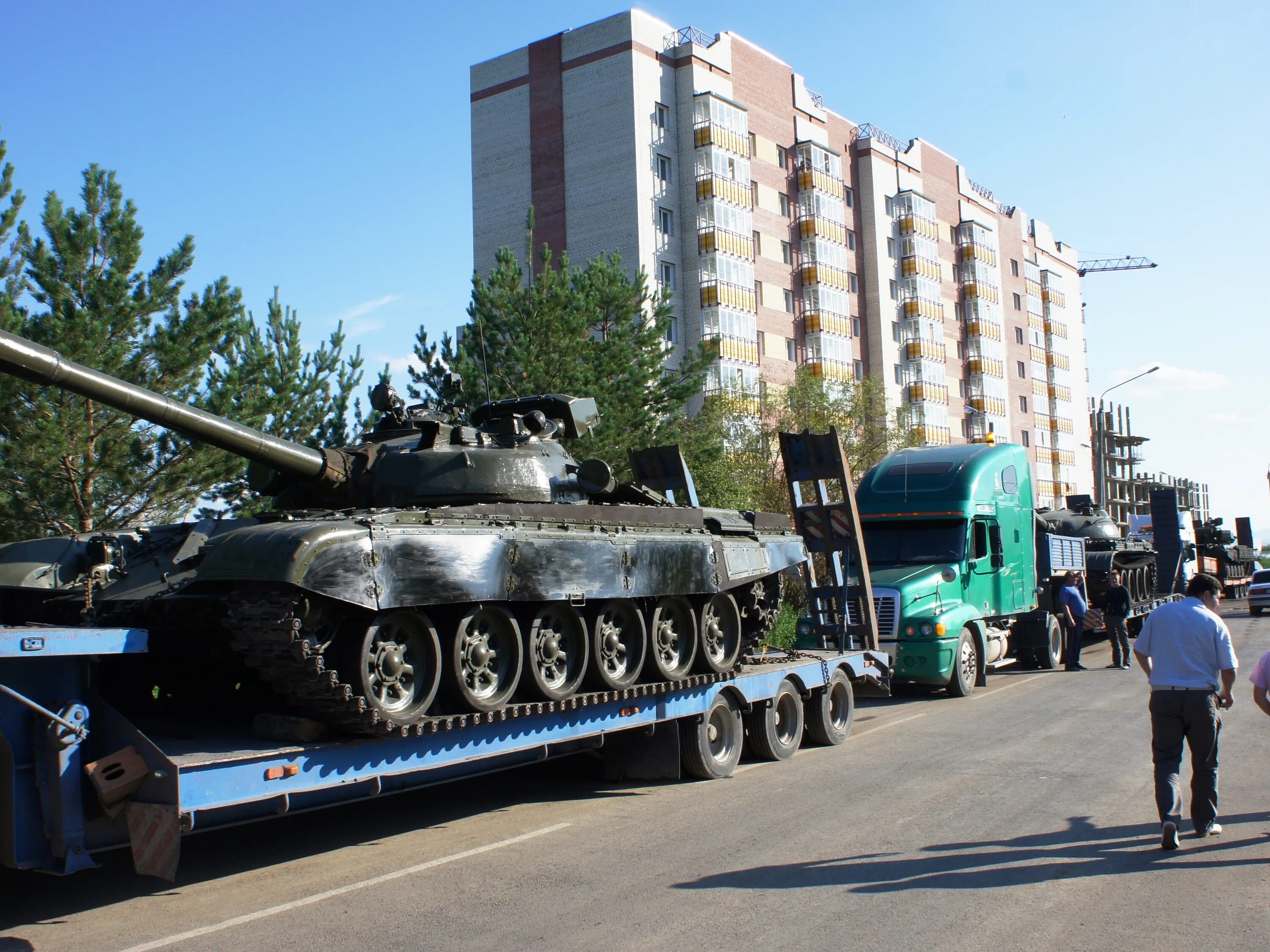 Танк в Баймаке. Танк во дворе Омска. Танки Сосновоборск. Сосновоборск танки в парке. 163 танковый