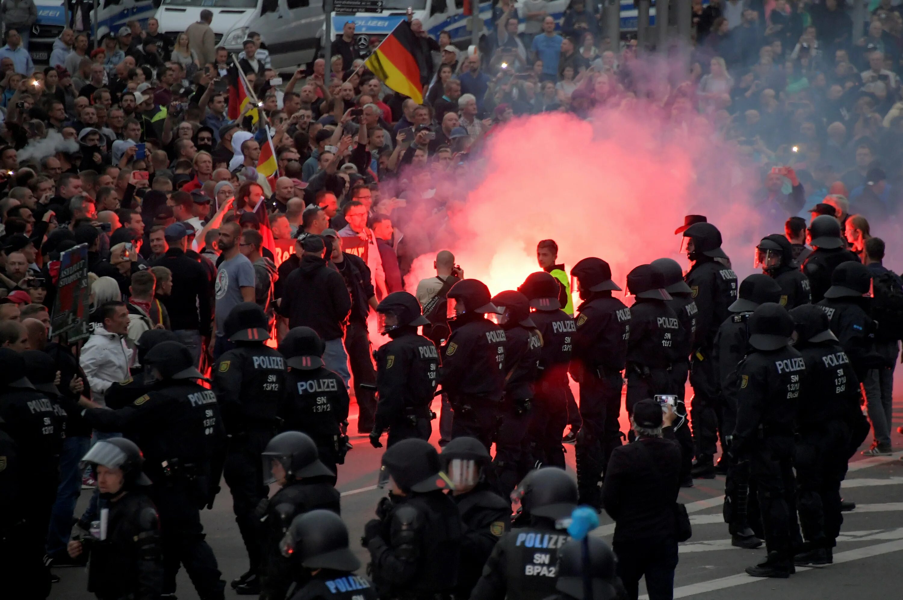 Протесты в Германии. Массовые беспорядки в Германии. Беспорядки протесты в Германии.