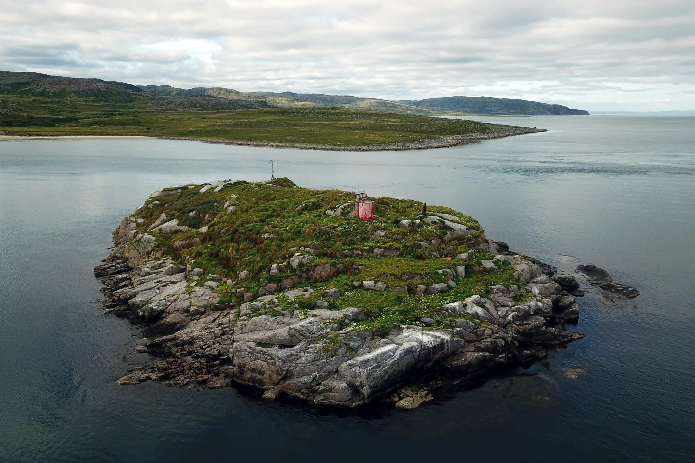 Фото для детей слоеного озера могильное. Озеро могильное мурманская область. Могильная плита на кладбище. Остров кильдин мурманская область. Озеро могильное кольский полуостров.