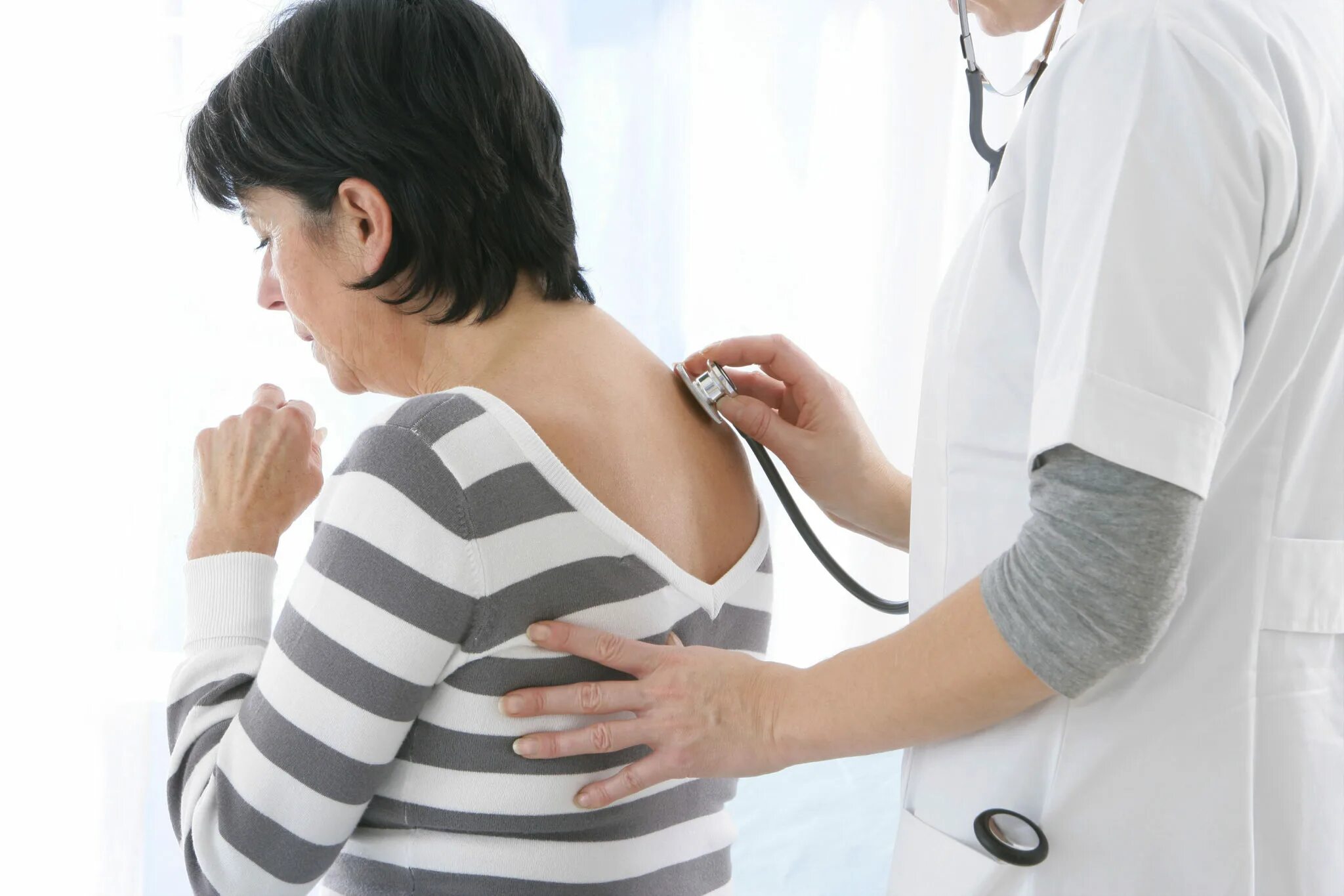 Фельдшер слушает. Врач и пациент. Расспрос пациента. Мед обследование. Хронические заболевания.