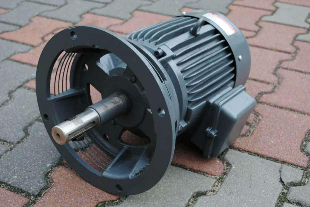 Фланец электродвигателя b5. Фланец b14 и b5. В 14 фланец на электродвигателей. Фланец двигателя насоса стандарт 80. Мотор фланцы.