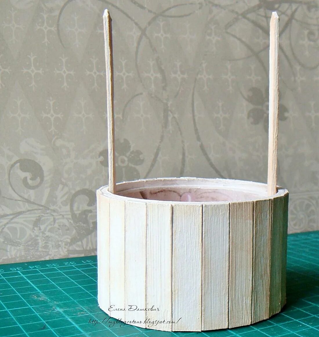 Как сделать колодец из картона. Колодец макет для детского сада. Колодец для детского сада. Колодец макет для детского сада. Колодец декоративный поделка.