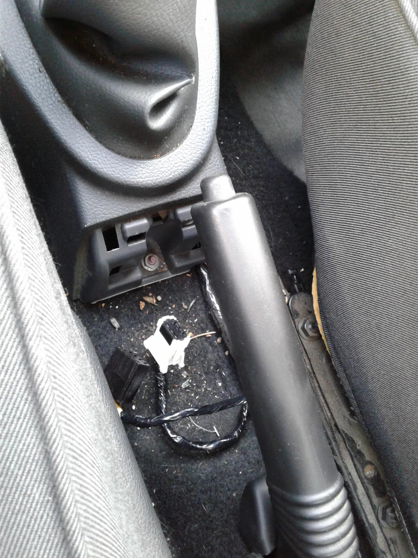 Подтянуть ручник логан. Подтянуть ручник логан. Натяжитель ручника рено логан 1. Заглушка тросов ручника рено логан 2. Регулировка ручника рено логан 1.