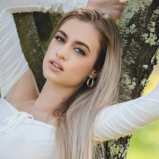 Молодая красивая белая девушка