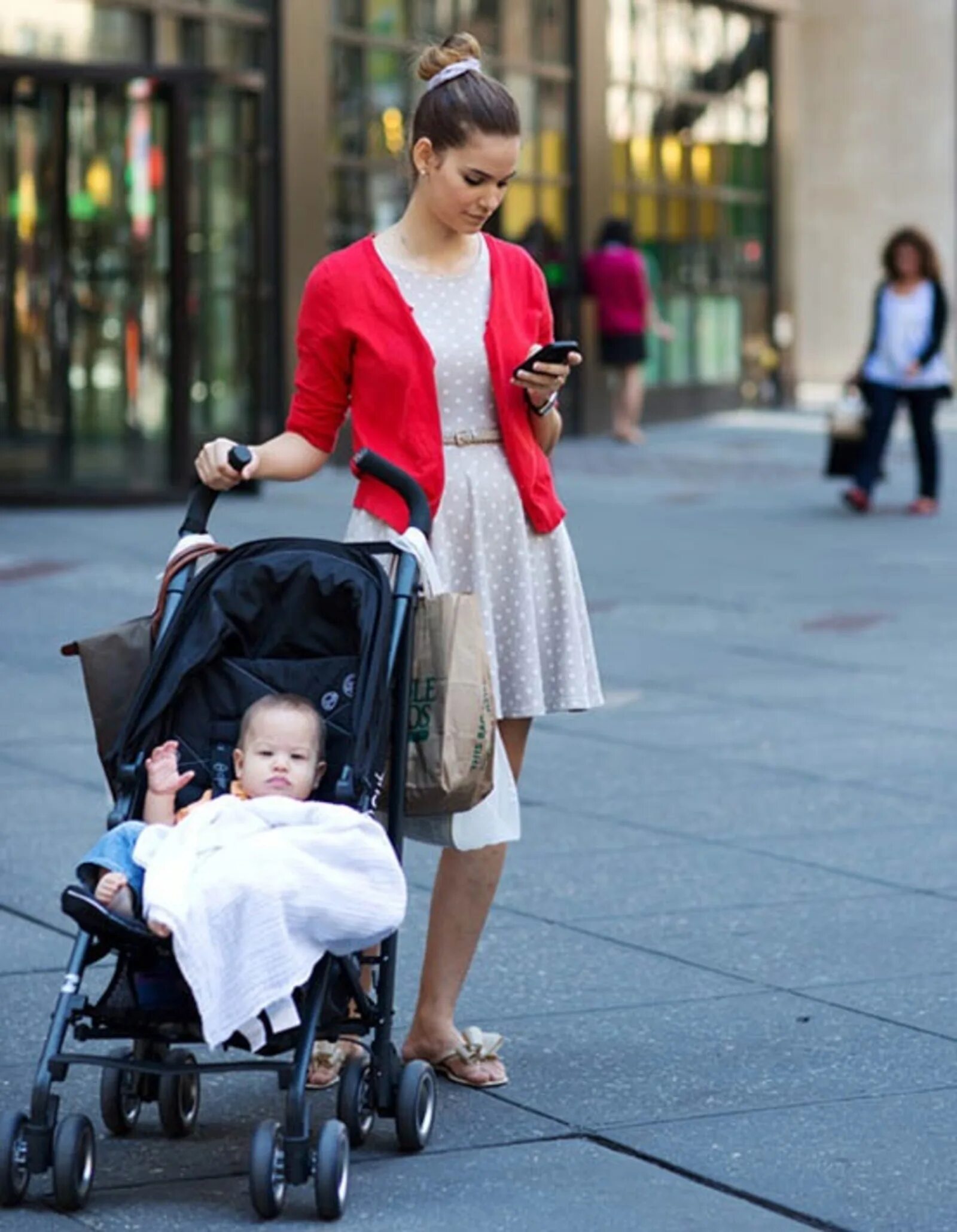 Стильная мама. Стильные молодые мамы. Образ для прогулки с ребенком. Мама с коляской. Молодые мамы 21