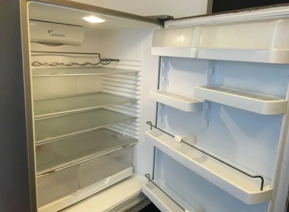 Пустой холодильник. Холодильник открытый пустой. Холодильник без продуктов. Пустой старый холодильник.