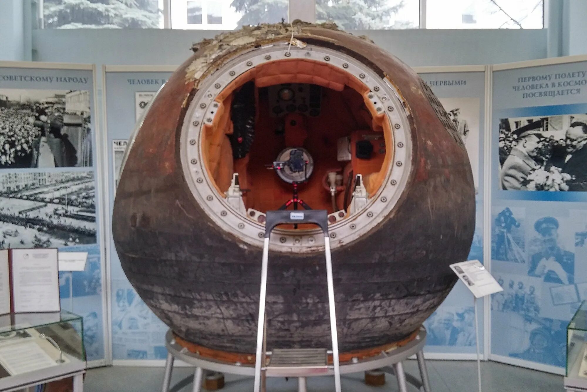 Первый космический аппарат поднявший человека. Космический аппарат Гагарина Восток-1. Космический корабль Восток 1 Юрия Гагарина. Гагарин спускаемый аппарат Восток 1. Спускаемый аппарат корабля «Восток-1».