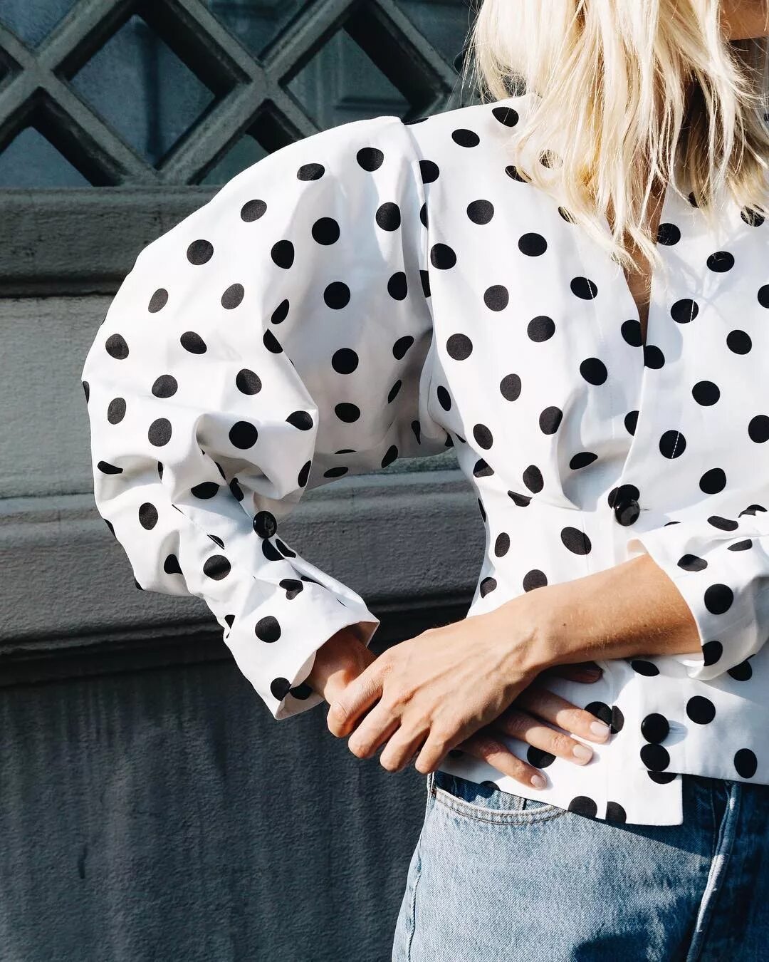 Летнее платье в горошек. Модные платья в горошек. Образ с горохом. Костюм в горошек женский. Женщина в платье в горошек.