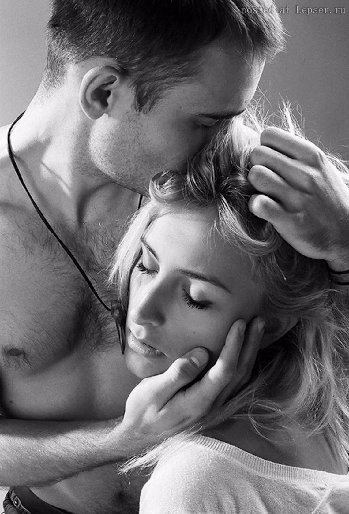 Мужчина и женщина сопасть. Мужские ласки. Кошка терапия. Страстные поцелуи. Теплые ласки.