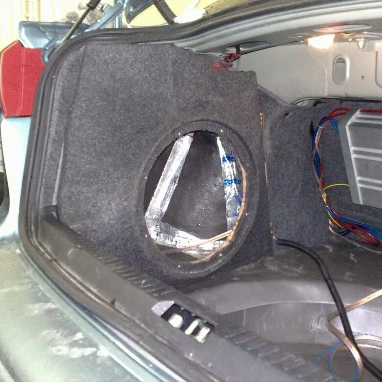 Стелс короб ваз 21099. Стелс короб лансер 10. Штатный сабвуфер от volkswagen touareg. Стелс сабвуфер в крыло hyundai tucson 2008. Сабвуфер в крыло.