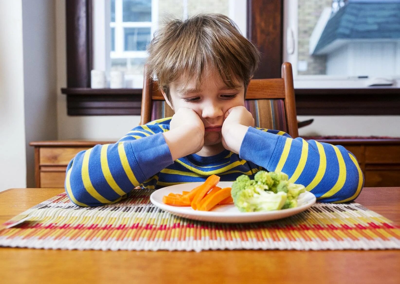 Голодный малыш. Ребенок не хочет есть овощи. Овощи для детей.