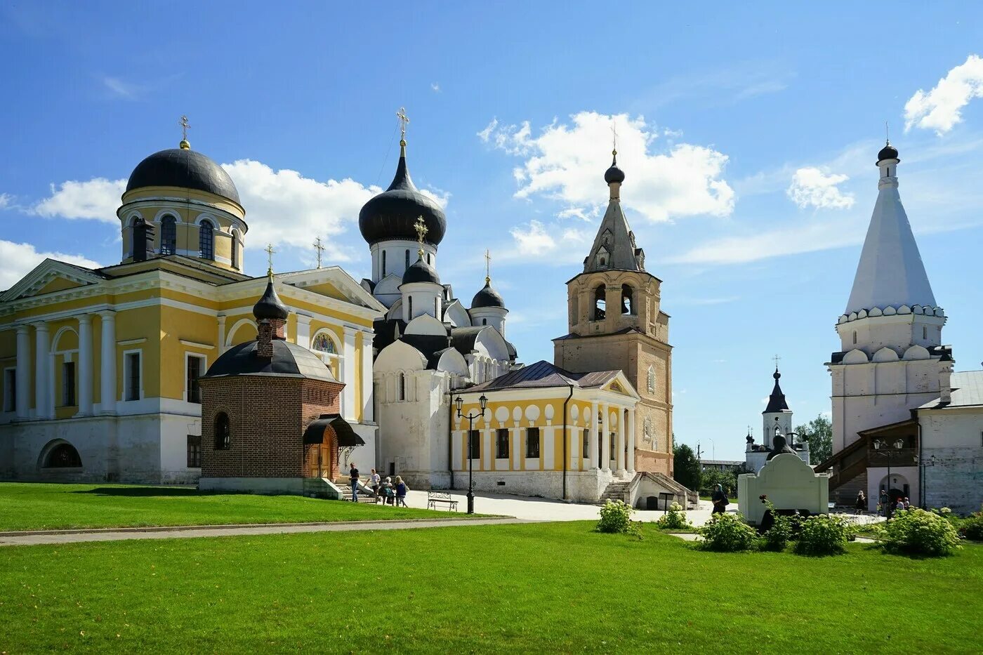 Святые монастыри твери. Старицкий Свято-Успенский монастырь. Старицкий Успенский монастырь. Свято-Успенский монастырь в Старице Тверской области. Старицкий Успенский монастырь Старица.