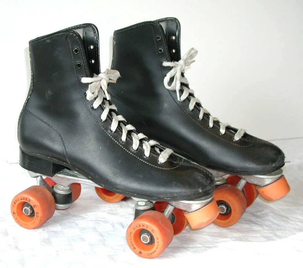 Электрон роликовые коньки. Retro Roller Skate. Роликовые коньки Баленсиага. Советские роликовые коньки.