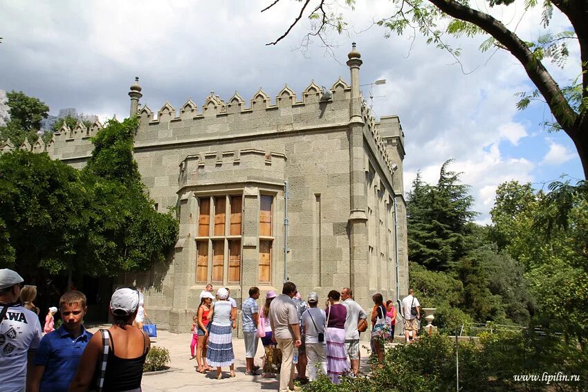 алупка население. алупка население. воронцовский дворец ялта библиотечный корпус. алупка август 2009. краеведческий музей алупка.
