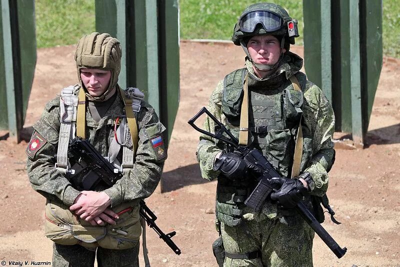Все свои экипировка. Комплект ратник разведчик. экипировка ратник для разведчика. комплект боевой экипировки ратник. комплект ратник 2.