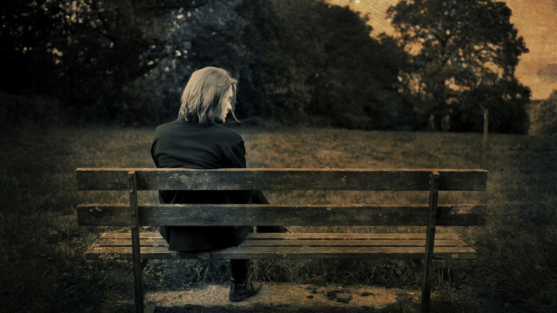 День без грусти. Это одиночество. Одинокая женщина на скамейке. Одинокий человек. Одинокий человек на скамейке.