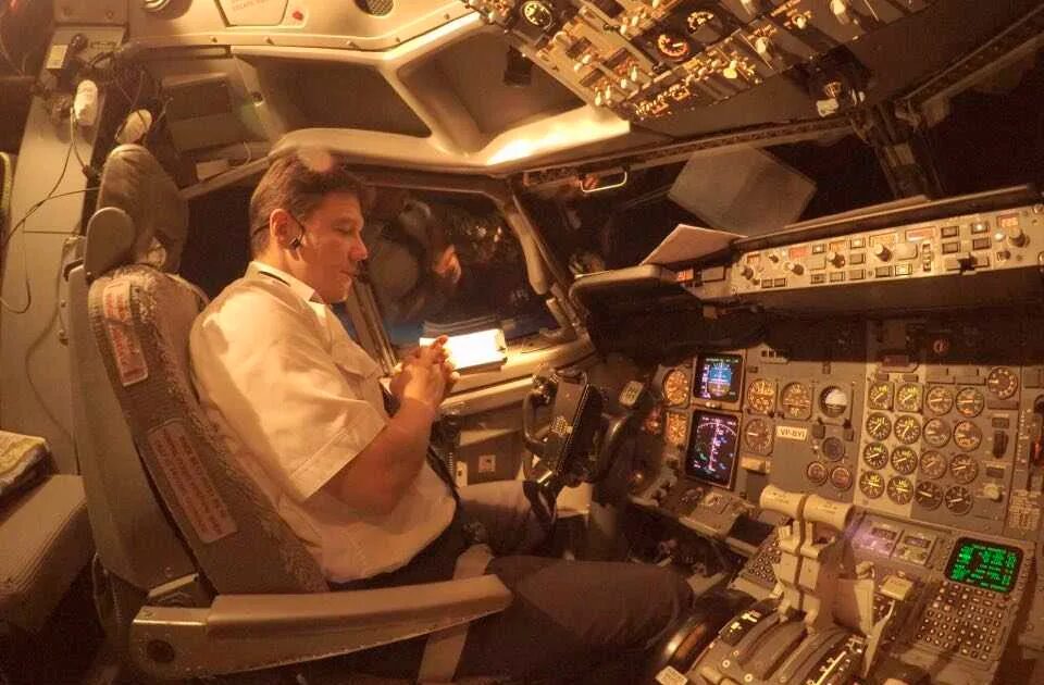 Пилот шереметьево. Пилот суперджета денис. Шереметьево ssj 100 денису евдокимову. Тренажер кабина самолета аэрофлот. Шилкин артур пилот аэрофлота.