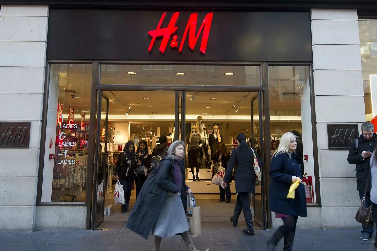 H m ch. H M магазин. Магазины брендовые в Германии. Магазин h&m здание. H M одежда.