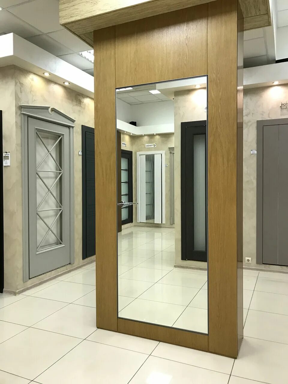 дверь с зеркалом с установкой. дверь с зеркалом с установкой. зеркало на дверь. дверь с зеркалом с установкой. зеркало на двери в прихожей.