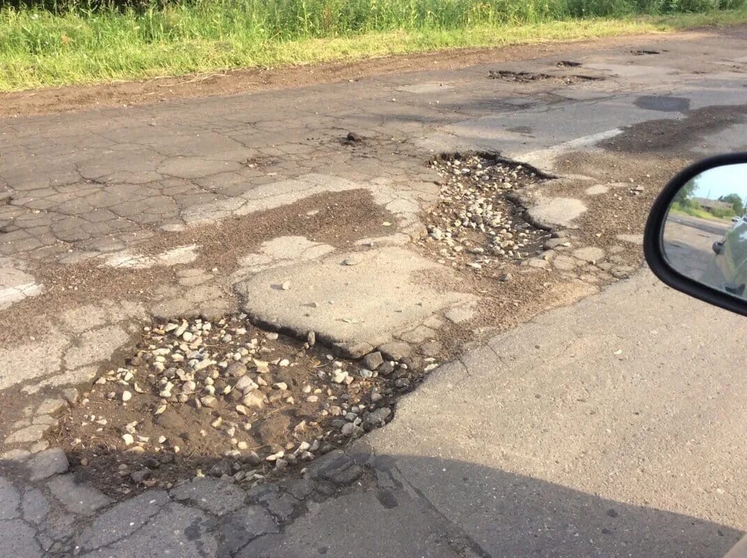 Рыбинск дороги. Рыбинские дороги в ямах. Автодорога Рыбинск. Дорога в Рыбинске в городе.