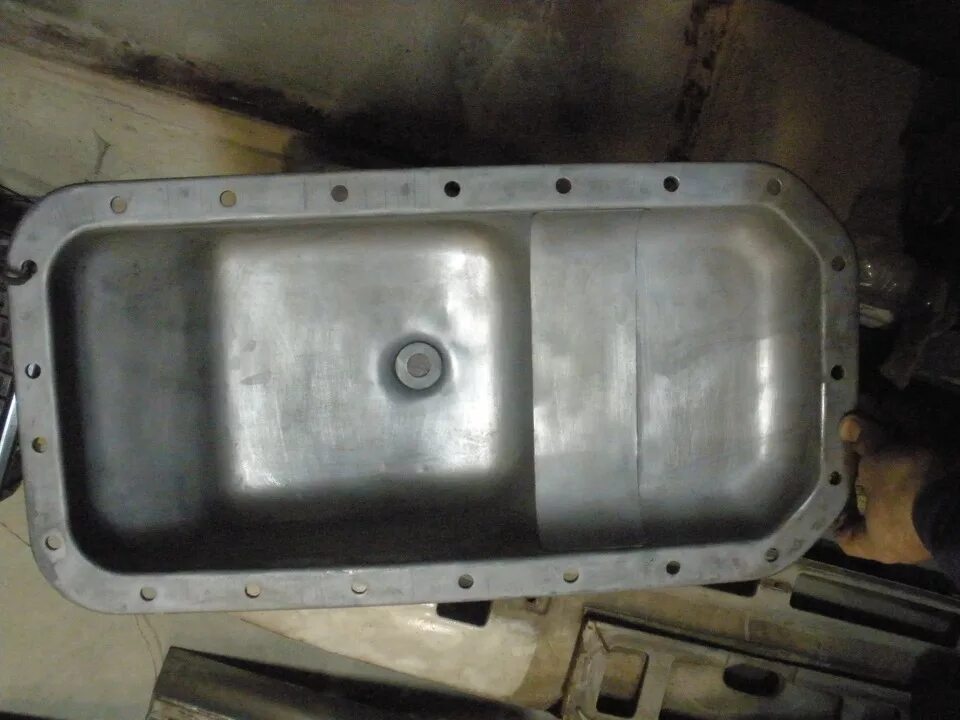 Поддон додж караван 4. Поддон nissan cefiro a33. 4. Поддон двигателя хендай н1. Крышка поддона двигателя.