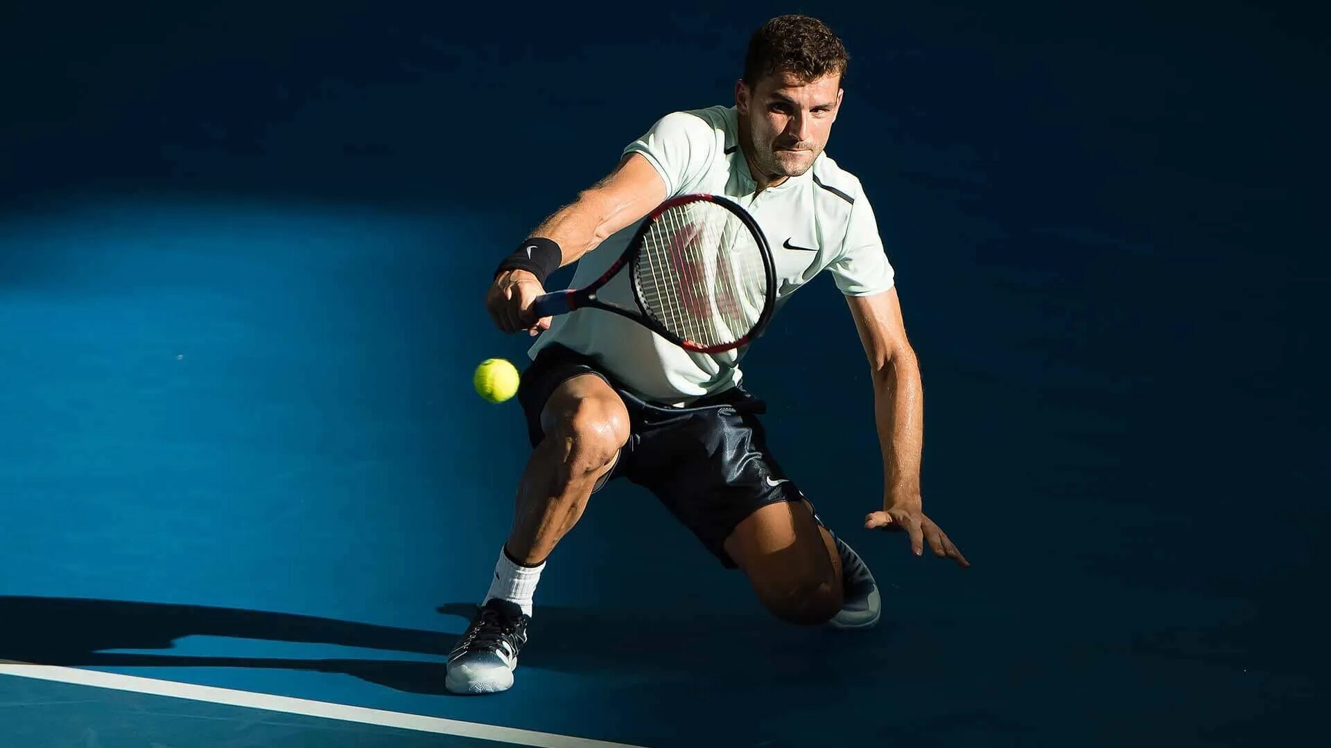 Картинки на рабочий стол тенис. Вавринка фото черный синий фон Australian open. Игрок в падел тень. ATP Tour. Ставки на теннис на сегодня