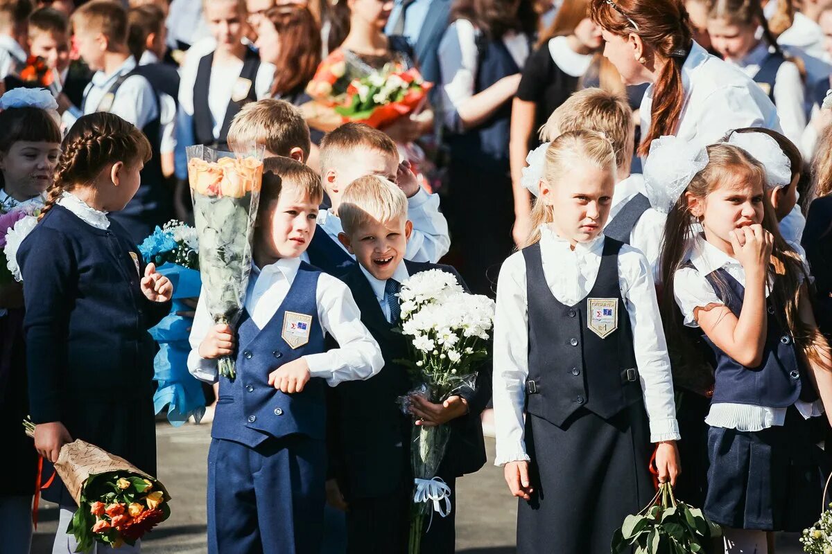 Какие года пошли в первый класс. Линейка в школе. Первоклассники. Первоклашки в школе. Мальчик на первое сентября.