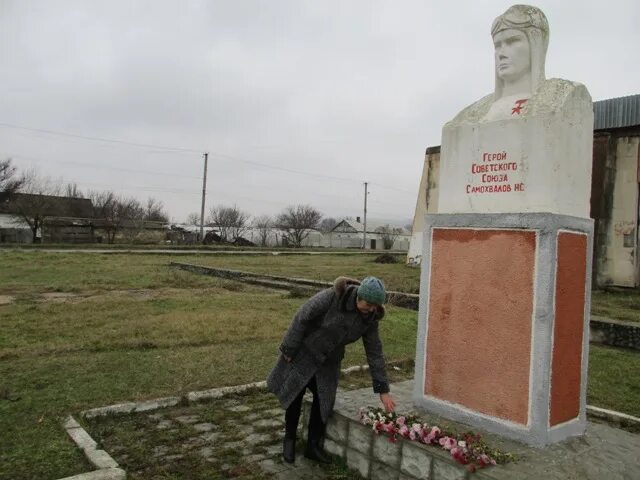 Самохвалово бахчисарайский. Памятник Самохвалова. Памятник Самохвалову Крым.