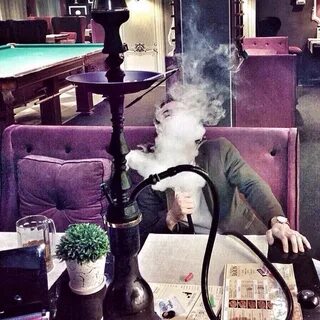 Парни курят кальян