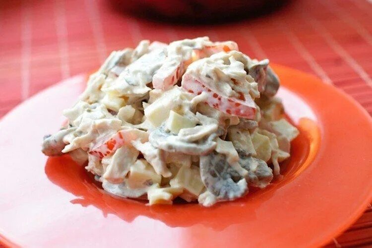 Копченая курица шампиньоны сыр. Салат с шампиньонами и курицей и сыром и помидорами. Салат с курицей и помидорами и сыром. Салат с копченой курицей грибами и помидорами. Салат с курицей и грибами и помидорами.