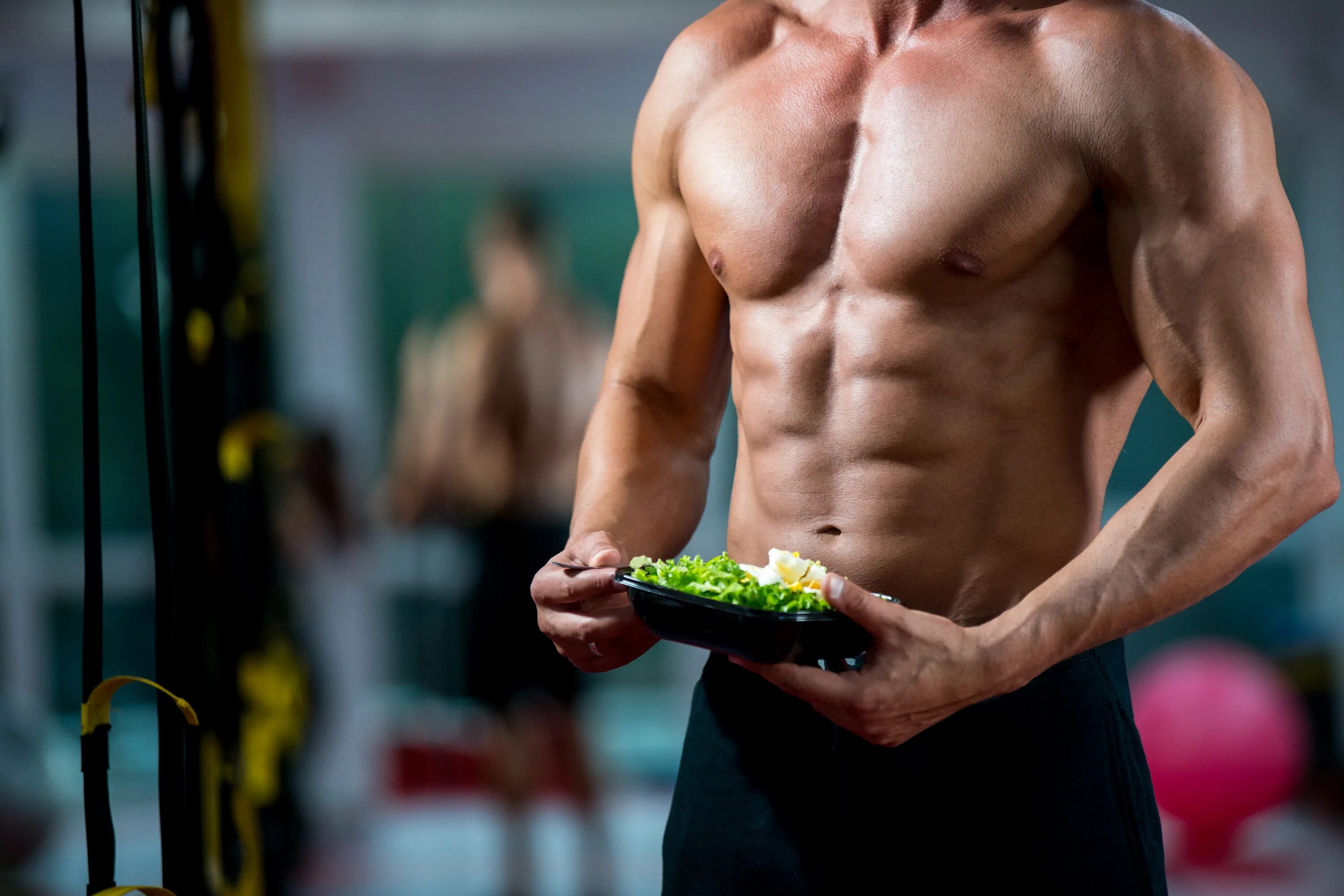 Крем после тренировки. Спортивный мужчина. Здоровое тело мужчины. Питание и тренировки. Бодибилдер и еда.