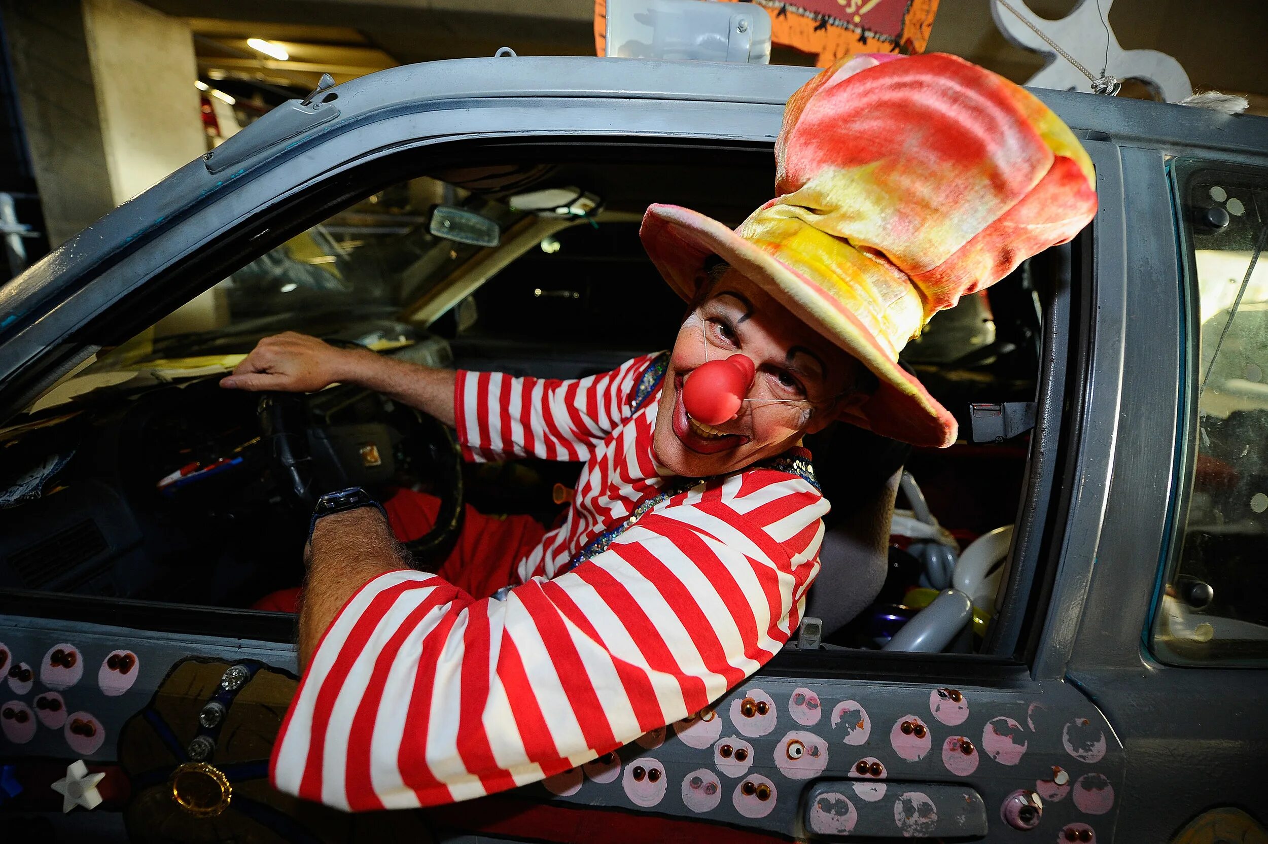 Автобус клоунов. Клоун Пальяччи. Машина «клоун». Клоунский автомобиль. Клоун за рулем.