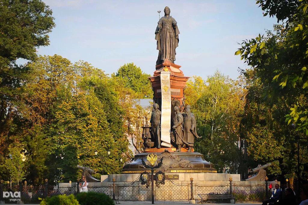 Памятники культуры краснодара. Памятник Екатерине II (Краснодар). Памятник Екатерине в Краснодаре. Памятник Екатерине Великой в Краснодаре. Памятник императрице Екатерине 2 в Краснодаре.