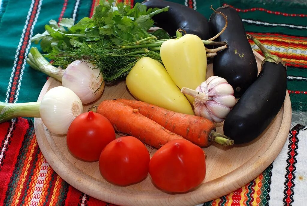 Зелень на столе. Белокочанная и цветная капуста. Редька с морковью. Морковь лук чеснок. Капуста.