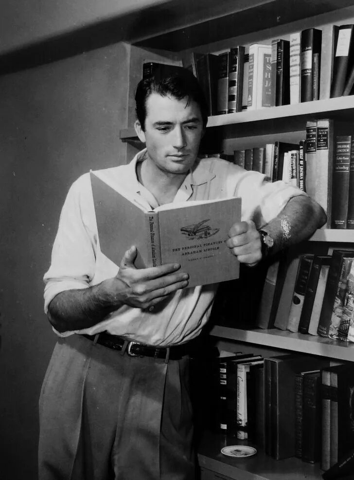 Парень с книгой. Том хиддлстон я видел свет. Актер с книгой. Артист с книгой. Актер с книгой.