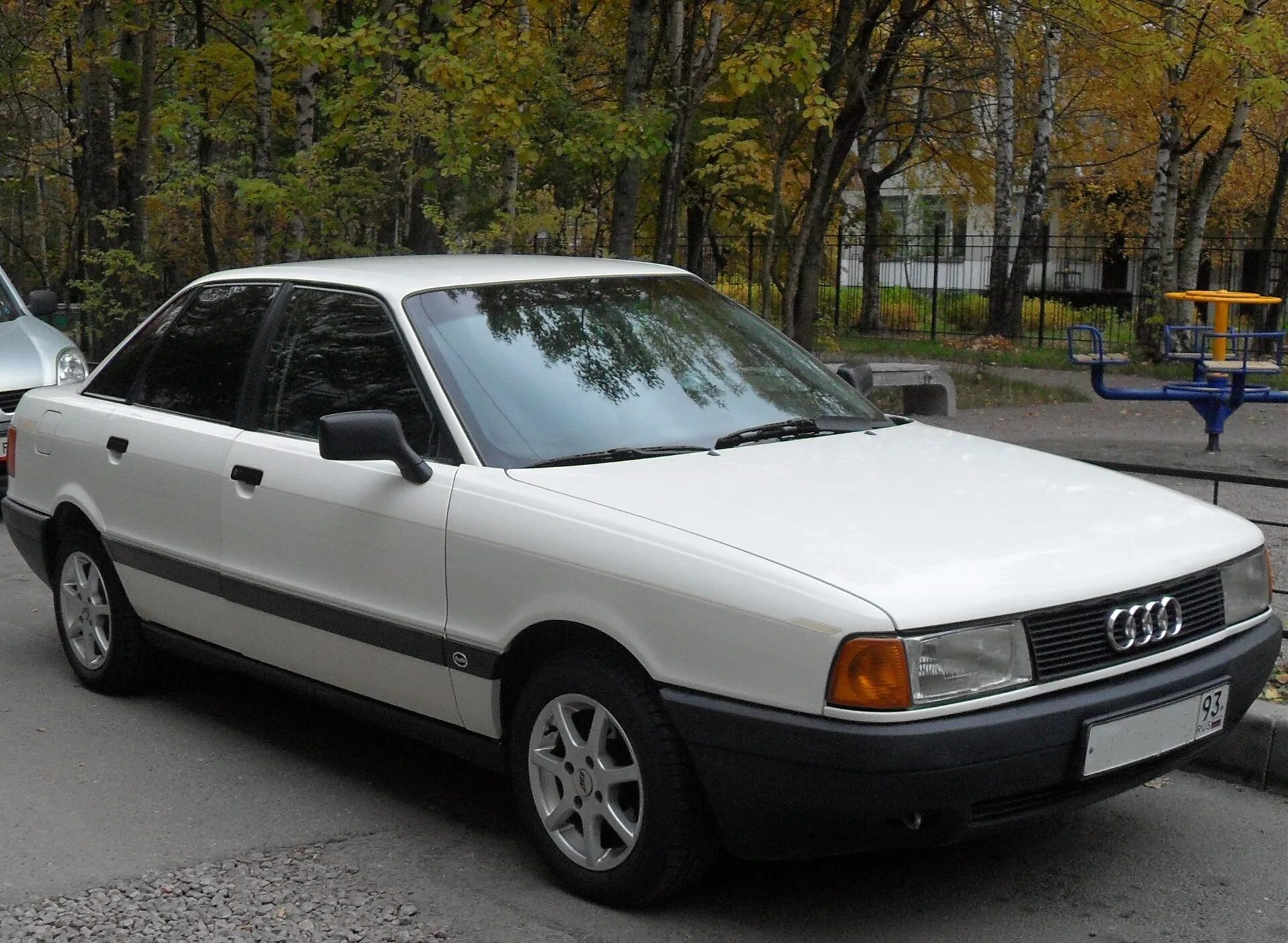 Купить ауди бочку. Ауди 80 белая. Audi 80 бочка. Ауди 80 бочка. Ауди 80 б3 белая.