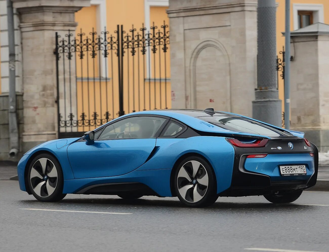 1 8 фото. БМВ i8 888. BMW i8 в России. BMW i8 в Санкт-Петербурге. БМВ i8 с номерами.