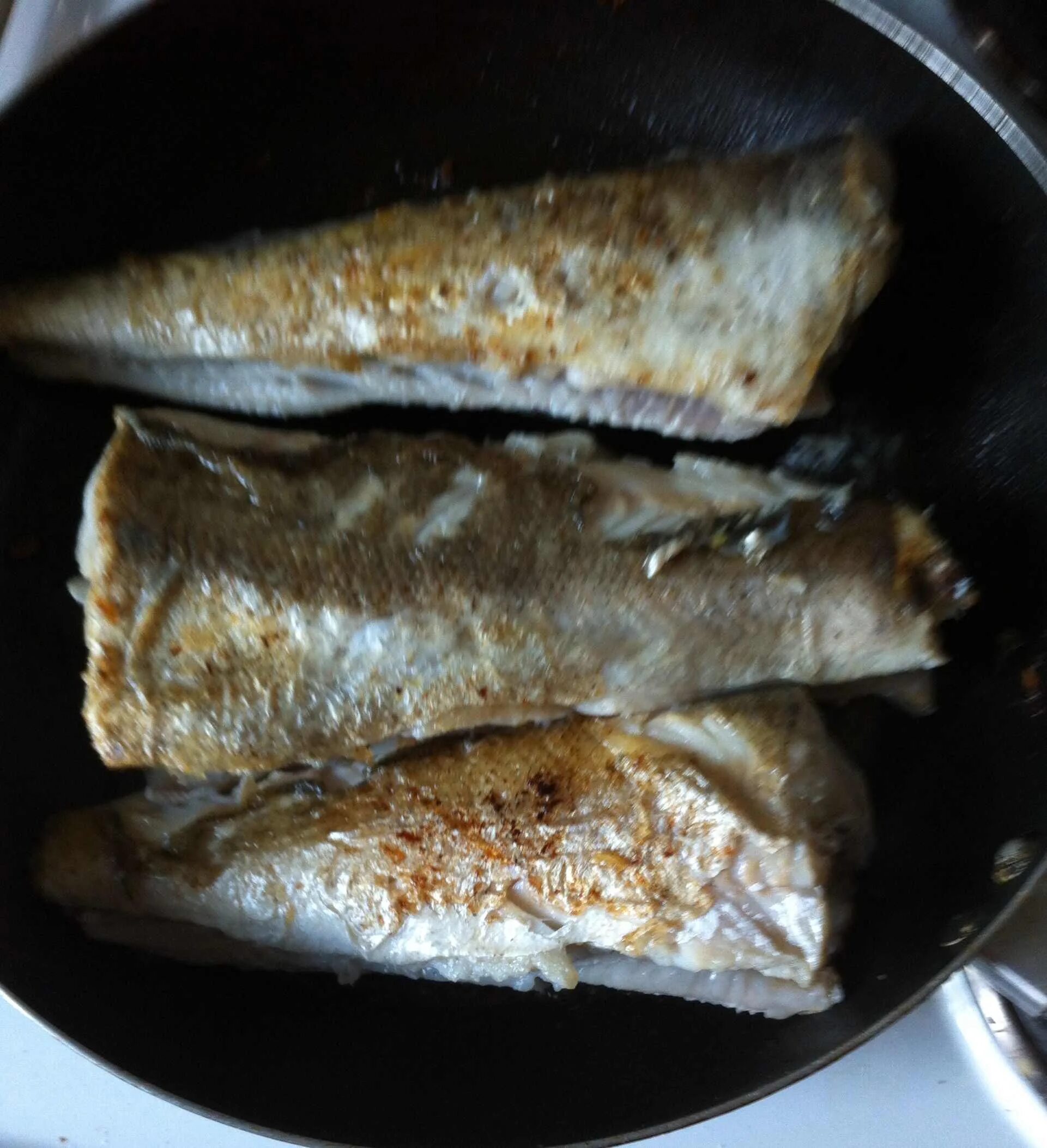 Рыба хек рецепты на сковороде. Рыба хек жареная. Хек жареный на сковороде. Омуль жареный на сковороде. Рыба обжаренная в муке.