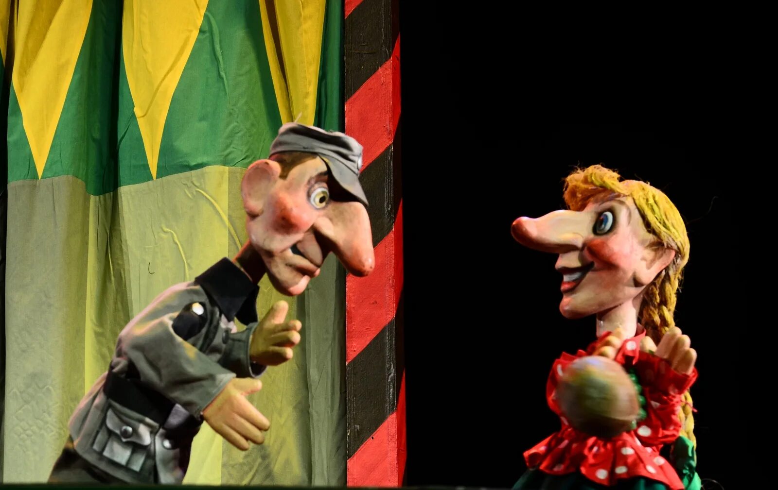 надев ливрею петрушка глупо улыбаясь. надев ливрею петрушка глупо улыбаясь. петрушка кукла на руку. загадка про петрушку для детей. петрушка перчаточная кукла.