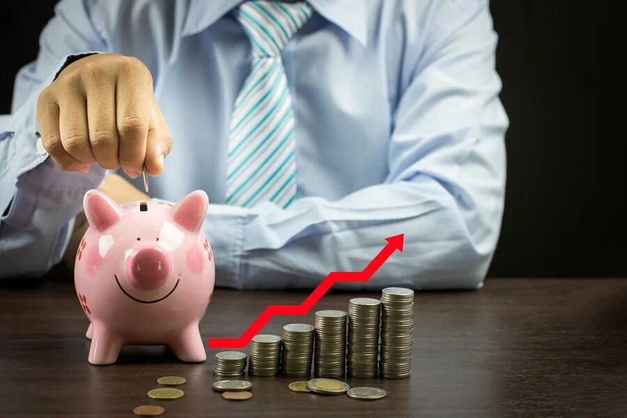 Экономить деньги. Экономная женщина. Копить деньги. Достичь экономии. Человек с чеком в руках.