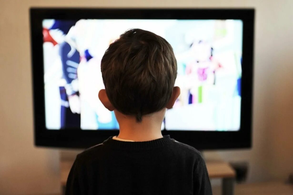 Дети перед телевизором. Телевизор для детей. Ребенок смотрит. Ребенок зрение и телевизор. СМИ И дети.