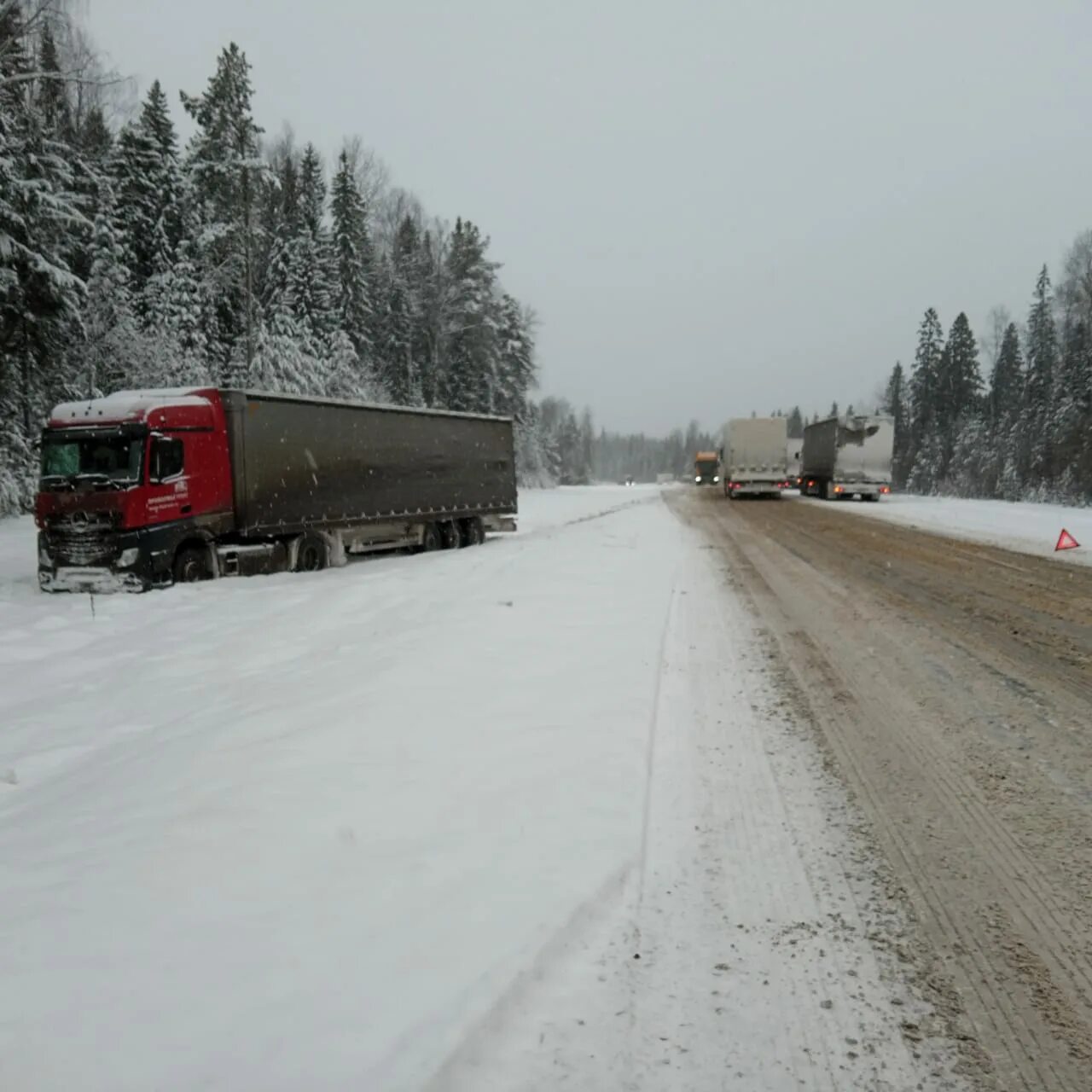 Дтп кировская область свежие. Дтп трасса киров пермь. 645 км трассы «кострома – шарья – киров – пермь». 645 км трассы «кострома – шарья – киров – пермь». Фура в кювете зима.