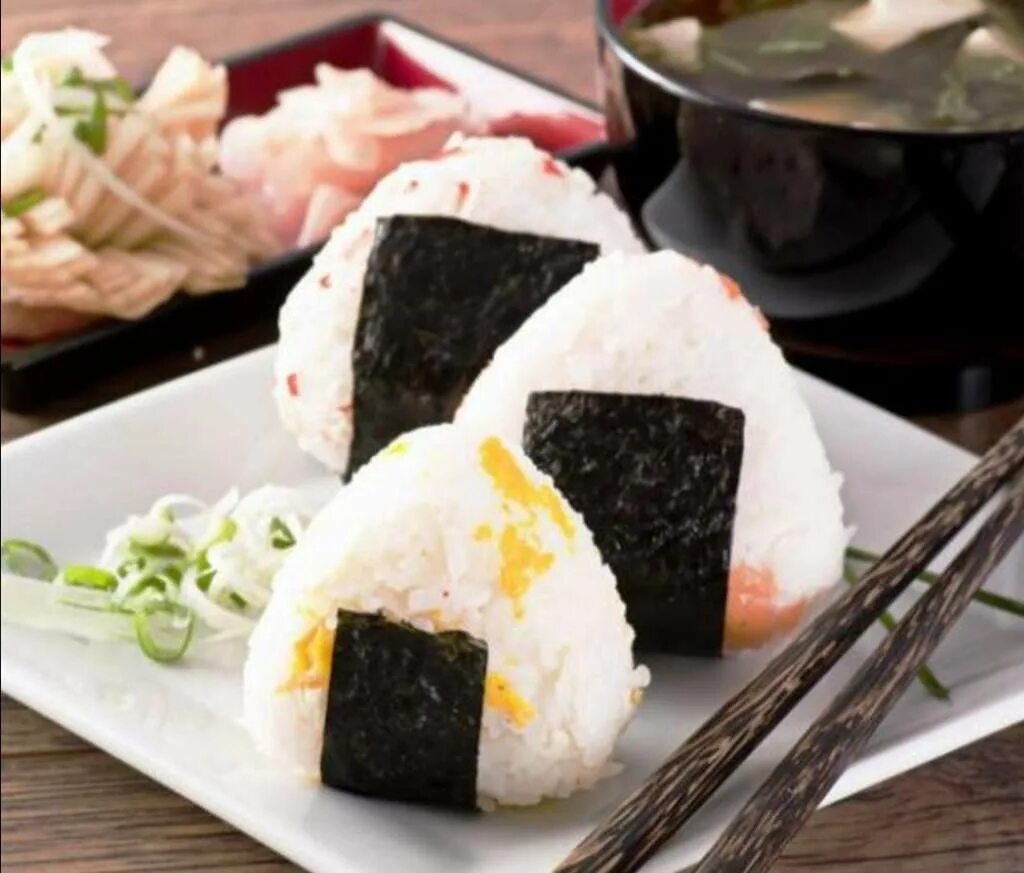 онигири япончик. онигири фудзи. онигири в нори. где онигири. онигири форма для онигири.