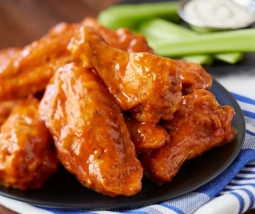 Chick s. Kanat Chicken Wings. Buffalo Wings. Крылышки Баффало. Крылышки цыпленка острые Буффало unibyrger.