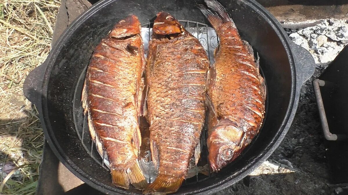 Копченый карп. Карп в казане на костре. Рыба горячего копчения Карп. Рыба в казане на костре. Жареная рыба на костре.